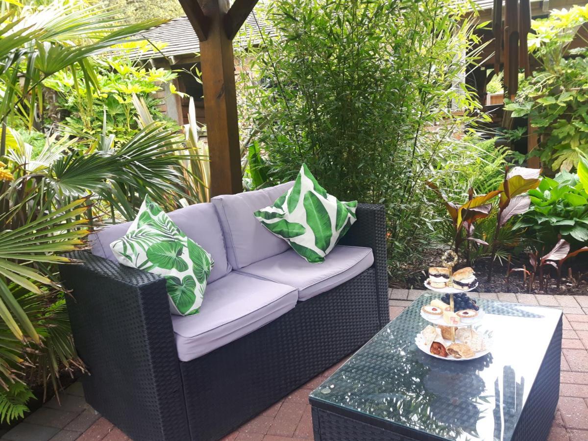 Cabin Set In A Beautiful Romantic Tropical Garden Sutton Coldfield Exterior photo
